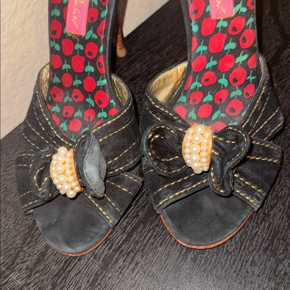 Betsey Johnson Black Suede Pearl and Bow Heels Size 6‎ - Picture 2 of 7